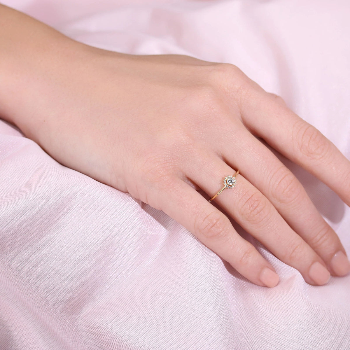 10K Yellow Gold Flower Ring with Cubic Zirconia Stones Size 6 V47311